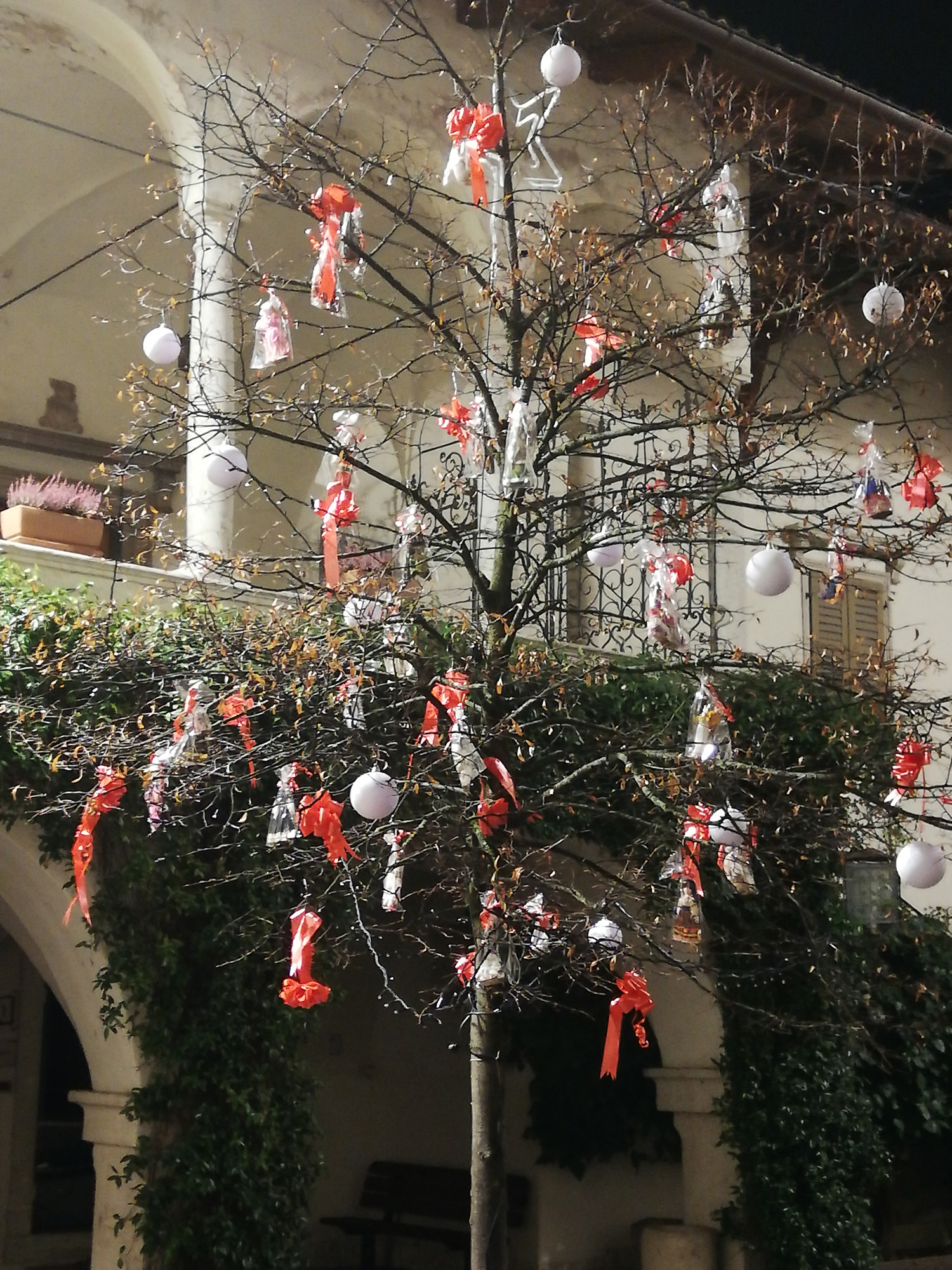 Ambiente Moderno Albero Di Natale 2019.Quelle Strane Decorazioni Di Natale Al Museo Di San Michele Nasce L Albero Delle Piccole Donne Ilmulo It